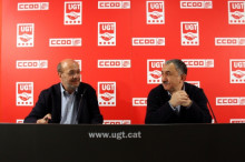 Els secretaris generals de la UGT i CCOO de Catalunya, Josep Maria Àlvarez i Joan Carles Gallego, es miren durant la roda de premsa d'aquest matí