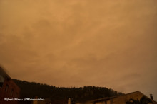 Imatge del cel marró a Castellví de Rosanes.