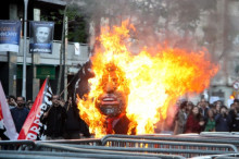 Els manifestants han cremat un ninot de Mariano Rajoy davant de la seu del PP, al carrer Urgell.