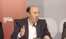 El secretari general del PSOE, Alfredo Pérez Rubalcaba, durant la reunió sobre el pla de reactivació econòmica.