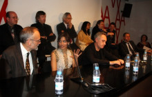 L'actriu índia Freida Pinto i Ferran Adrià, amb els altres comensals que han participat del projecte 'El Somni'