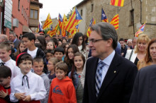 El president Mas envoltat d'estelades durant una visita a Folgueroles