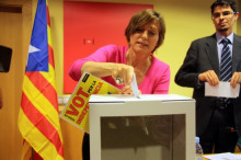 La presidenta de l'ANC diposita la seva signatura en una urna