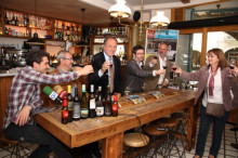 El sommelier Roger Viusà ha preparat un tast de maridatge vi i música per a la presentació del festival Sons del Món, aquest matí.