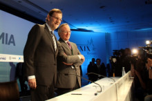 El president del govern espanyol, Mariano Rajoy, acompanyat pel president del Cercle d'Economia, Josep Piqué, en la cloenda de la 29a reunió anual de l'entitat