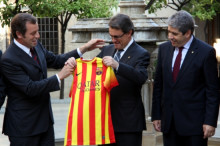 El president del Barça, Sandro Rosell, ha lliurat al president de la Generalitat, Artur Mas, la segona equipació del club per a la temporada vinent. Una samarreta amb els colors de la senyera.