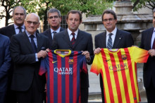 El Barça ha presentat al Palau de la Generalitat les dues samarretes del club per a la temporada vinent