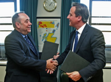 El primer ministre d'Escòcia, Alex Salmond, i el primer ministre britànic, David Cameron, firmen l'acord pel referèndum d'independència del 2014.
