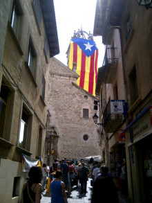 L’estelada cobreix el campanar de Moià (foto de @dionis7vetes)
