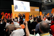 Imatge de la conferència nacional d'ERC, en el moment de la votació per aprovar la constitució de la mesa