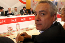 Pere Navarro, al Consell Territorial del PSOE, amb Rubalcaba i Griñán enfront