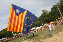 Centenars de persones s'han anat acostant, des de primera hora de la tarda, al recinte de la Devesa on se celebra el festival 'Catalunya vol viure en llibertat i amb dignitat'