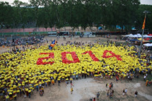 Més de 1.500 persones han pres part en el mosaic reivindicatiu que s'ha fet al parc de la Devesa de Girona, on s'ha representat un número, el 2014, fet amb els colors de la senyera (horitzontal)