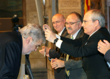Lara és distingit amb la Creu de Sant Jordi pels serveis prestats a Catalunya en la defensa de la seva identitat l’any 2007.