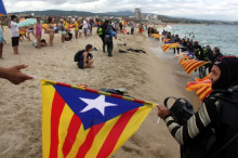 Submarinistes i altres participants de l'acte independentista a la platja de Mataró fan una rotllana