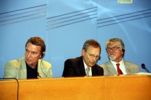 Tres dels organitzadors de la via bàltica, Arvydas Juozatis (Lituània), Aleksandrs Kirsteins (Letonia) i Mati Hint (Estònia), expliquen l'experiència de la via bàltica