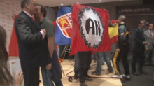 Una instantània del moment de la irrupció del grup feixista a l'acte a la Delegació del Govern de la Generalitat a Madrid