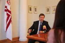 El primer ministre de Letònia, Valdis Dombrovskis, durant l'entrevista amb l'ACN, en una imatge on es pot veure la càmera que filma