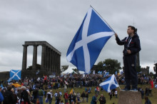 Un jove oneja una bandera escocesa a Calton Hill, Edimburg, durant la manifestació d'aquest dissabte a favor del 'sí' a la independència.