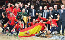 Els jugadors catalans amb la bandera espanyola desprès de guanyar el mundial d'Angola