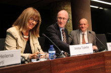Stefan Talmon i Bardo Fasbender, experts en Dret Internacional Públic, a la III Conferència Internacional Sobirania i Justícia, amb la Imma Tubella, que ha moderat el debat