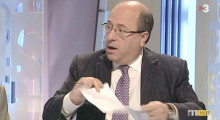 El director de La Vanguardia, José Antich, l’octubre de 2011, estripant l'enquesta del CEO, en directe a TV3 tot posant en dubte l'augment de l'independentisme. 