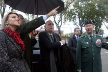 l ministre de l'Interior, Jorge Fernández Díaz, en la seva arribada a la caserna de la Guàrdia Civil de Vic; a la seva dreta, l'acompanyen el director general de la Guàrdia Civil, Arsenio Fernández de Mesa, i la delegada del govern a Catalunya, María de l