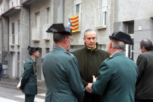 El director general de la Guàrdia Civil, Arsenio Fernández de Mesa, davant la caserna de la Guàrdia Civil de Vic.