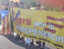 Participants a la Via catalana, en un tram d' El Perelló