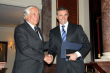 L'alt comissionat del govern espanyol per la Marca Espanya, Carlos Espinosa de los Monteros, juntament amb el president del Círculo Ecuestre, Borja García Nieto