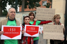Concentració a les portes del Col•legi Ramiro Jover de València en contra del tancament d'unitats educatives en valencià i de centres escolars