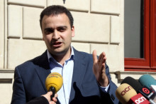 El president de l'associació lleidatana Watani, Mourad El Boudouhi, atenent els mitjans de comunicació davant l'Ajuntament de Reus.