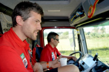 Jordi Bañeres, en primer terme, i Xavi Mora, al volant, en una imatge del Dakar.