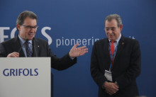 El president de Grífols, Víctor Grífols, i el president de la Generalitat, Artur Mas, durant la inauguració de la nova planta a Parets del Vallès