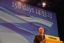 El primer ministre escocès, Alex Salmond, durant el seu discurs aquest dissabte al congrés del partit a Aberdeen. Al seu darrere, un compte enrere fins la data del referèndum