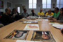 Les fotos cap per avall del president valencià Alberto Fabra i de la consellera d'Educació María Jose Català presideixen la taula de reunió d'Escola Valenciana, que ha realitzat un tancament solidari amb els centres educatius que perden unitats en valenci
