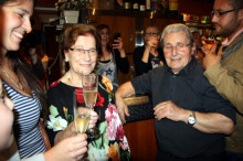 La mare i el pare dels tres germans, Montserrat Fontané i Josep Roca, brindant aquesta nit per donar-los ànims des del restaurant familiar de tota la vida