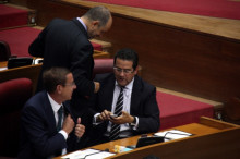 El portaveu del PP a les Corts Valencianes, Jorge Bellver (a la dreta), al seu escó al parlament valencià.