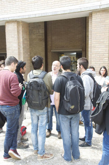 Terricabras parlant amb els estudiants