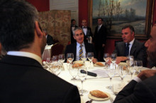 Maurici Lucena en la mateixa taula de Ramón Jáuregui al Círculo Equestre, entitat contraria al dret a decidir