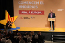 El president d'ERC, Oriol Junqueras, al teatre Blas Infante de Badalona, on ERC ha fet el míting electoral d'aquest dimarts