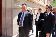 Daniel Fernández entra al Palau de Justícia acompanyat del seu advocat, Cristobal Martell, i seguit d'altres membres del PSC