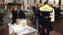 Un agent dels Mossos d'Esquadra demanant retirin la mesa a Lloret de Mar © Multireferèndum Girona
