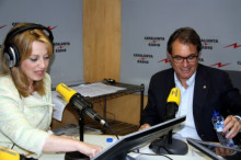 El president de la Generalitat, Artur Mas, i la presentadora del programa 'El Suplement' de Catalunya Ràdio, Sílvia Cóppulo