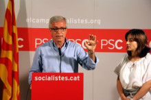 El president de la Comissió Gestora del PSC, Josep Fèlix Ballesteros, aquest dilluns en roda de premsa a la seu dels socialistes a Tarragona, acompanyat de Iolanda Pineda