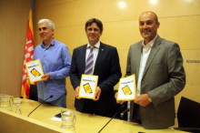 L'autor del llibre, el periodista Saül Gordillo, (a la dreta de la imatge) que ha presentat el seu llibre a l'Ajuntament de Girona, acompanyat per l'alcalde, Carles Puigdemont (centre) i el professor de la UdG José Antonio Donaire