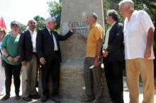 El conseller de Cultura, Ferran Mascarell, amb algunes de les personalitats que aquest dissabte han assistit a l'acte de reivindicació davant del monument a Frederic Mistral, ja restaurat