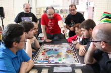 L'autor del joc '1714, el cas dels catalans', Ivan Prat, dóna instruccions als jugadors que han decidit participar en una de les tres partides que s'han fet a la Festa Major de Gràcia 2014