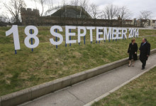 El primer ministre escocès, Alex Salmond, i la viceprimera ministra, Nicola Sturgeon, davant del missatge que recorda la data del 18 de setembre del 2014 prop del Parlament de Holyrood, a Edimburg