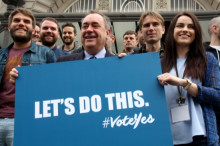 El primer ministre escocès, Alex Salmond, amb la cantautora Amy McDonald, el cantant de Franz Ferdinand Alex Kapranos i el de Frightened Rabbit, Scott Hutchison. Els artistes i el líder escocès sostenen un cartell on es pot llegir 'Fem-ho. Votem sí'